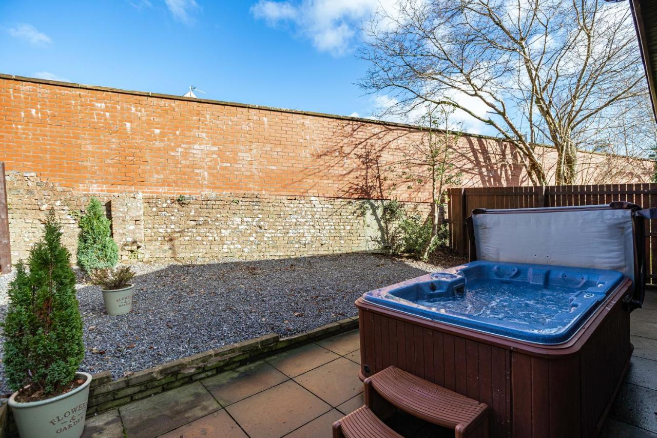 Bluebell Lodge 24 With Hot Tub Newton Stewart Exterior photo